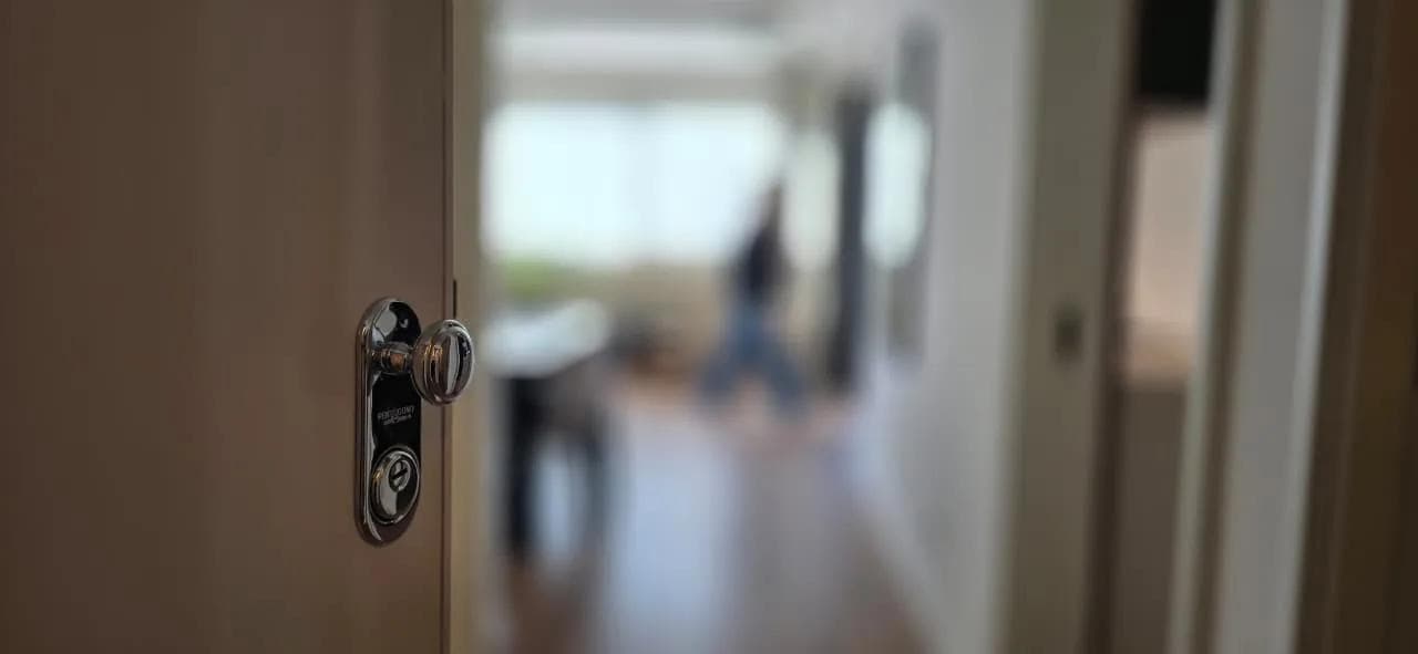 Puerta con herraje pentágono de línea premium